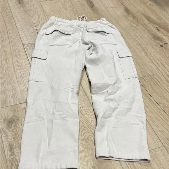 Aritzia Women's Light cream Cargo Joggers - Picture 7 of 7